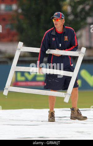 Il personale di terra preparare il fuori campo lato per l'inizio del gioco dopo dopo la pioggia caduta nella notte - Essex CCC vs Northamptonshire CCC - LV County Championship Division due Cricket al parco del castello, Colchester Cricket Club - 22/08/13 Foto Stock