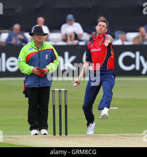 David Masters in azione di bowling per Essex - Essex Eagles vs Lancashire fulmini - Banca dello Yorkshire YB40 Cricket presso l'Essex County Ground, Chelmsford - 16/06/13 Foto Stock