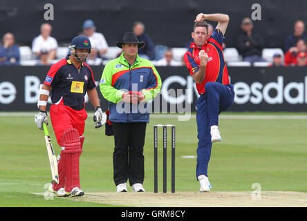 David Masters in azione di bowling per Essex - Essex Eagles vs Lancashire fulmini - Banca dello Yorkshire YB40 Cricket presso l'Essex County Ground, Chelmsford - 16/06/13 Foto Stock