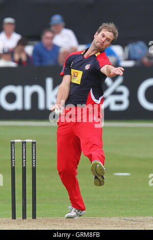 Tom Smith in azione di bowling per Lancashire - Essex Eagles vs Lancashire fulmini - Banca dello Yorkshire YB40 Cricket presso l'Essex County Ground, Chelmsford - 16/06/13 Foto Stock