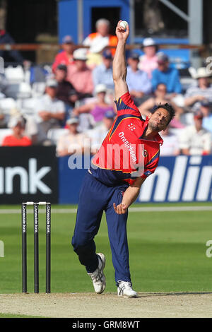 Sajid Mahmood in azione di bowling per Essex - Essex Eagles vs Scozia - Banca dello Yorkshire YB40 Cricket presso l'Essex County Ground, Chelmsford - 02/06/13 Foto Stock