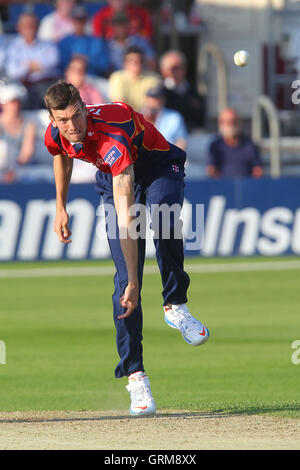 Reece Topley in azione di bowling per Essex - Essex Eagles vs Scozia - Banca dello Yorkshire YB40 Cricket presso l'Essex County Ground, Chelmsford - 02/06/13 Foto Stock