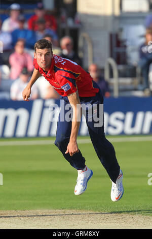 Reece Topley in azione di bowling per Essex - Essex Eagles vs Scozia - Banca dello Yorkshire YB40 Cricket presso l'Essex County Ground, Chelmsford - 02/06/13 Foto Stock