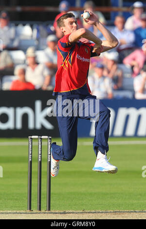 Reece Topley in azione di bowling per Essex - Essex Eagles vs Scozia - Banca dello Yorkshire YB40 Cricket presso l'Essex County Ground, Chelmsford - 02/06/13 Foto Stock