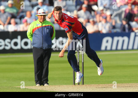 Reece Topley in azione di bowling per Essex - Essex Eagles vs Scozia - Banca dello Yorkshire YB40 Cricket presso l'Essex County Ground, Chelmsford - 02/06/13 Foto Stock