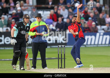 Ravi Bopara in azione di bowling per Essex - Essex Eagles vs Surrey Lions - Banca dello Yorkshire YB40 Cricket presso l'Essex County Ground, Chelmsford - 03/06/13 Foto Stock