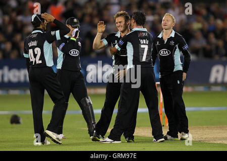 Jason Roy del Surrey celebra il paletto di Tim Phillips - Essex Eagles vs Surrey Lions - Amici vita T20 Cricket presso l'Essex County Ground,Chelmsford - 31/07/13 Foto Stock