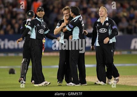 Jason Roy del Surrey celebra il paletto di Tim Phillips - Essex Eagles vs Surrey Lions - Amici vita T20 Cricket presso l'Essex County Ground,Chelmsford - 31/07/13 Foto Stock