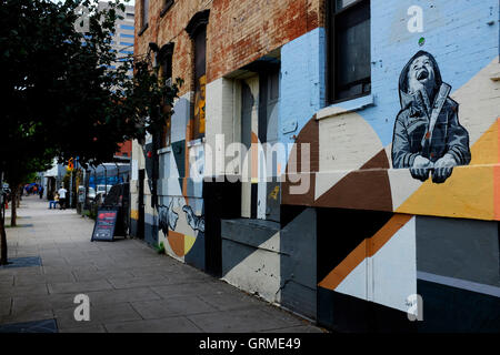 Murale di un bambino ridere lungo Christopher Columbus Drive in centro storico,Jersey City,New Jersey,USA Foto Stock