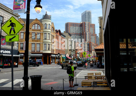 Newark Avenue con vecchi e nuovi edifici nel centro storico della città di Jersey, New Jersey, STATI UNITI D'AMERICA Foto Stock