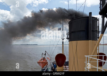 Rompighiaccio a vapore "tettin' sul suo modo da Amburgo a Kiel, sul fiume Elba, Germania Foto Stock