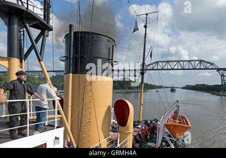 Rompighiaccio a vapore "tettin' sul suo modo da Amburgo a Kiel, viadotto ferroviario Hochdonn, Canale di Kiel, Germania Foto Stock