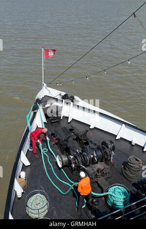 Rompighiaccio a vapore "tettin' sul suo modo da Amburgo a Kiel, bloccare Brunsbuettel, sul fiume Elba, Germania Foto Stock