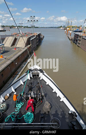 Rompighiaccio a vapore "tettin' sul suo modo da Amburgo a Kiel, bloccare Brunsbuettel, sul fiume Elba, Germania Foto Stock