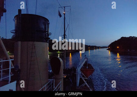 Rompighiaccio a vapore "tettin' sul suo modo da Amburgo a Kiel, Canale di Kiel vicino a Kiel, Schleswig Holstein, Germania Foto Stock