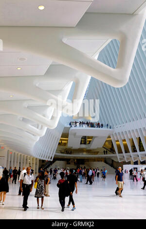 Il Westfield World Trade Center Mall in Oculus,il pezzo centrale del World Trade Center Hub di trasporto,New York City,USA Foto Stock