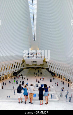 Visitatori in Westfield World Trade Center Mall in Oculus,il pezzo centrale del World Trade Center Hub di trasporto,New York City,USA Foto Stock