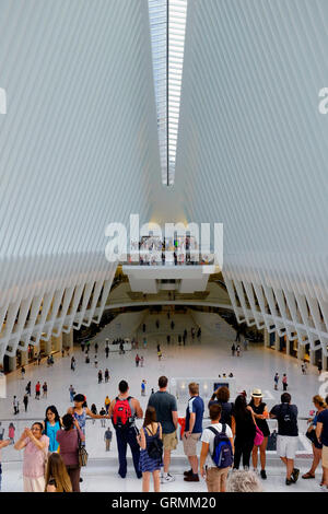 I visitatori in Westfield World Trade Center Mall in Oculus,Lower Manhattan,New York City,USA Foto Stock