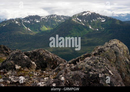 Vedute di paesaggi in cima. Trekking da Mt Roberts Tram, Juneau. L'Alaska. Il terminale superiore del tram si trova su un t Foto Stock