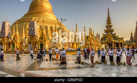 Massaie lavorare alla Shwedagon pagoda Tempio. Foto Stock