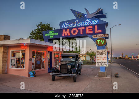 Blu storico Swallow Motel al tramonto Foto Stock