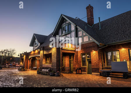 Storica stazione ferroviaria a Flagstaff al tramonto si trova sulla Route 66 Foto Stock