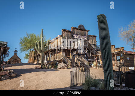 Vecchia berlina e chiesa di legno in Goldfield Ghost Town Foto Stock