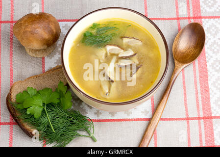 Zuppa con fresco bianco di funghi e verdure - vegane Foto Stock