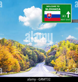 La Slovacchia cartello stradale contro il cielo blu chiaro Foto Stock