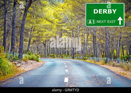 DERBY road sign contro il cielo blu chiaro Foto Stock