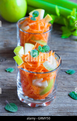 Insalata di carote con mela verde e il sedano nella porzione bicchieri Foto Stock