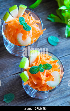 Insalata di carote con mela verde e il sedano nella porzione bicchieri Foto Stock