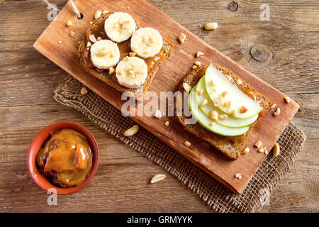 Burro di arachidi panini con Apple e a banana per la prima colazione Foto Stock