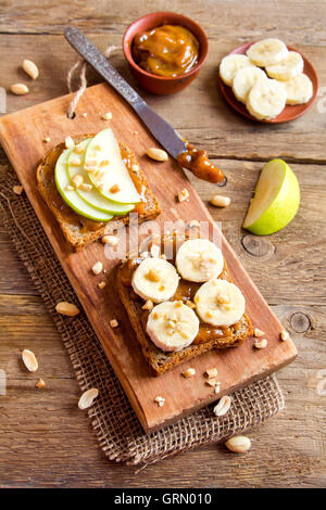 Burro di arachidi panini con Apple e a banana per la prima colazione Foto Stock