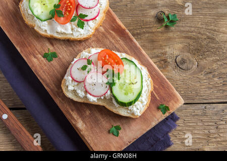 Sandwich vegetariano con ricotta e verdure fresche Foto Stock