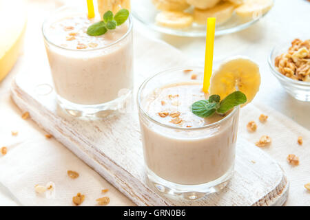 Frullato di banana con farina di avena e menta per una sana prima colazione Foto Stock