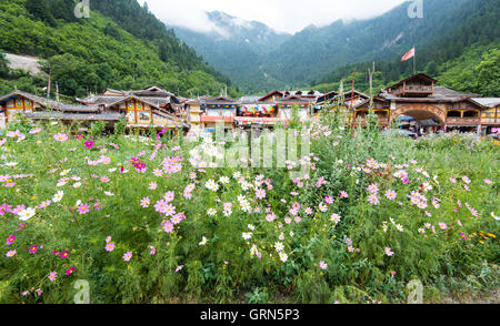 Villaggio Shuzheng, Jiuzhaigou Parco Nazionale, Szechuan, Cina. Foto Stock