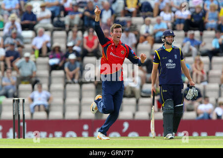 Reece Topley di Essex celebra il paletto di Sean Ervine - Hampshire Royals vs Essex Eagles - Banca dello Yorkshire YB40 Cricket al recipiente Ageas, West End, Southampton - 11/08/13 Foto Stock