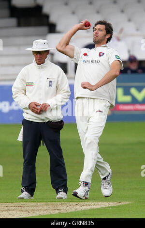 Charlie Shreck in azione di bowling per Kent - Kent CCC vs Essex CCC - LV County Championship Division due Cricket presso la massa di Spitfire, St Lawrence, Canterbury Kent - 11/09/13 Foto Stock