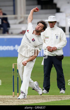 Charlie Shreck in azione di bowling per Kent - Kent CCC vs Essex CCC - LV County Championship Division due Cricket presso la massa di Spitfire, St Lawrence, Canterbury Kent - 11/09/13 Foto Stock