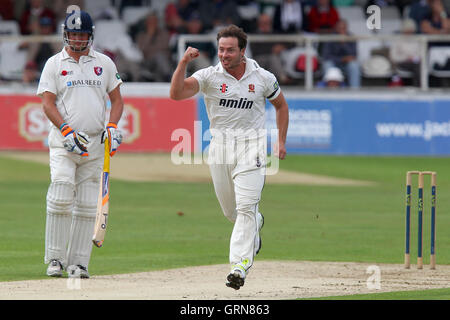 Graham Napier di Essex celebra tenendo il paletto di Brendan Nash - Kent CCC vs Essex CCC - LV County Championship Division due Cricket presso la massa di Spitfire, St Lawrence, Canterbury Kent - 12/09/13 Foto Stock