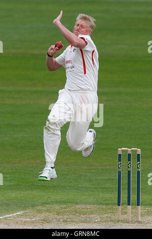 Glen Chapple in azione di bowling per Lancashire - Lancashire CCC vs Essex CCC - LV County Championship Division due Cricket a Emirates Old Trafford, Manchester - 09/05/13 Foto Stock