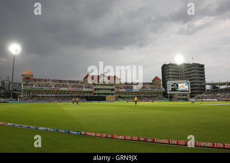 Vista generale del gioco sotto i riflettori - Nottinghamshire fuorilegge vs Essex Eagles - Amici vita T20 Cricket Quarter-Final a Trent Bridge, Nottingham - 08/08/13 Foto Stock