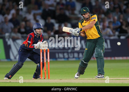 Alex Hales in azione di ovatta per Nottinghamshire come James Foster guarda - Nottinghamshire fuorilegge vs Essex Eagles - Amici vita T20 Cricket Quarter-Final a Trent Bridge, Nottingham - 08/08/13 Foto Stock