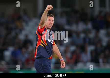 David Masters di Essex celebra il paletto di Alex Hales - Nottinghamshire fuorilegge vs Essex Eagles - Amici vita T20 Cricket Quarter-Final a Trent Bridge, Nottingham - 08/08/13 Foto Stock