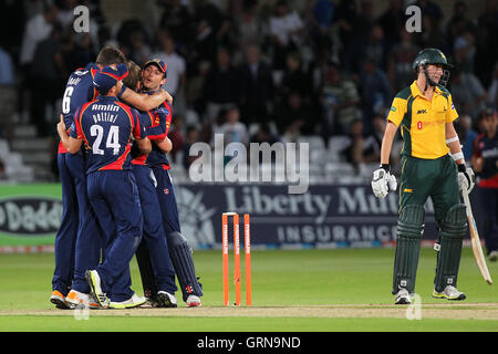 L'Essex giocatori festeggiare la vittoria - Nottinghamshire fuorilegge vs Essex Eagles - Amici vita T20 Cricket Quarter-Final a Trent Bridge, Nottingham - 08/08/13 Foto Stock