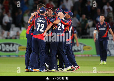 L'Essex giocatori festeggiare la vittoria - Nottinghamshire fuorilegge vs Essex Eagles - Amici vita T20 Cricket Quarter-Final a Trent Bridge, Nottingham - 08/08/13 Foto Stock