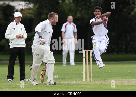 Hornchurch Athletic CC vs Brookweald CC - Mid-Essex Cricket League a Hylands Park - 30/08/14 Foto Stock