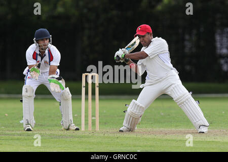 Hornchurch Athletic CC vs Brookweald CC - Mid-Essex Cricket League a Hylands Park - 30/08/14 Foto Stock