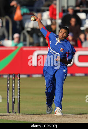 Kaneria danese in azione di bowling per Essex - NatWest Pro 40 una divisione di cricket a Ford County Ground, Chelmsford - 03/09/09 Foto Stock